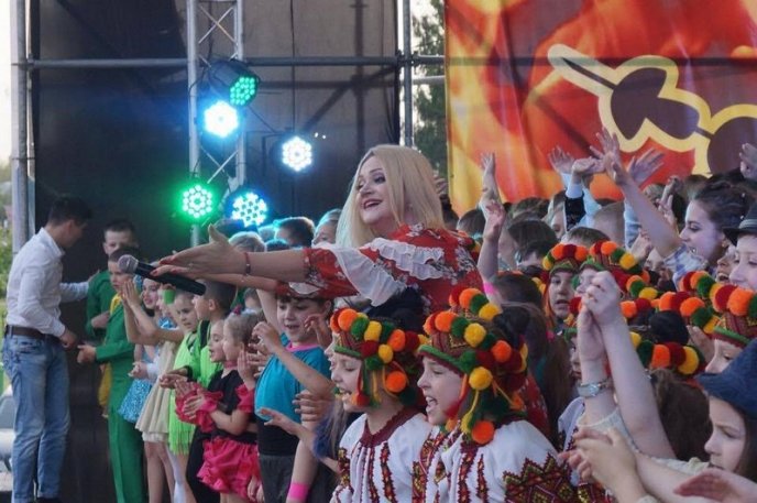 У Мукачево завітали відома співачка та хореограф – 01