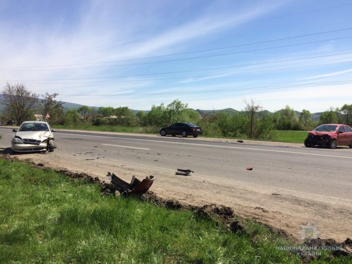 Неподалік Чинадієва сталась ДТП: пасажирка та водій у лікарні – 03