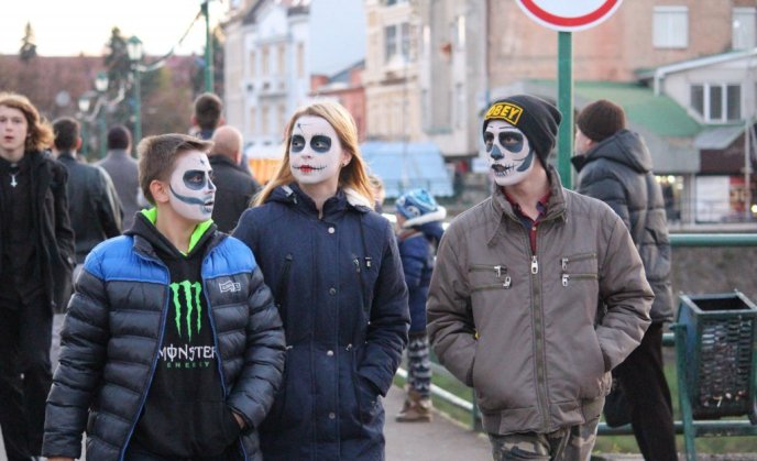 В Ужгороді відбувся костюмований парад до свята Хеловін – 08 В Ужгороді відбувся костюмований парад до свята Хеловін – 08