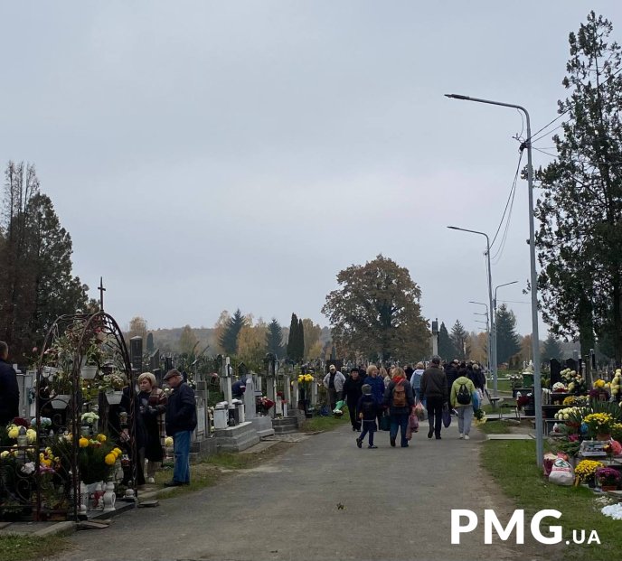 Запалюють свічки та приносять квіти: як проходить День пам’яті померлих на Закарпатті – 05