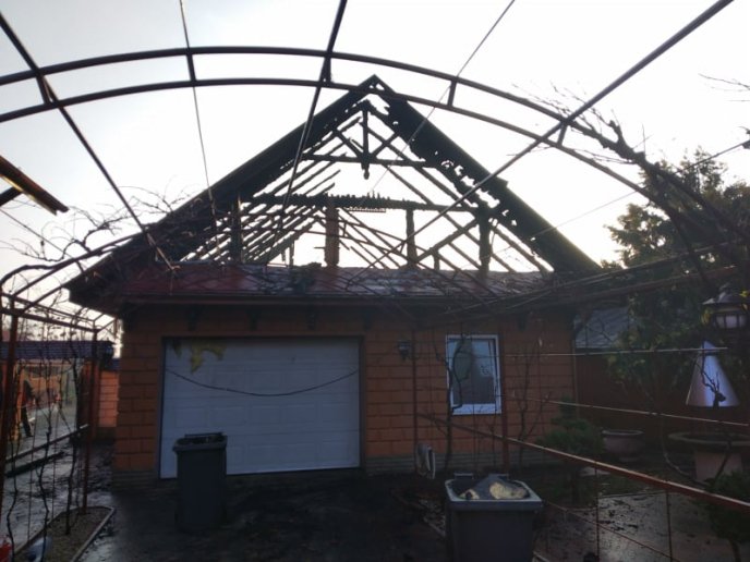 Вночі рятувальники кілька годин ліквідовували пожежу – 04