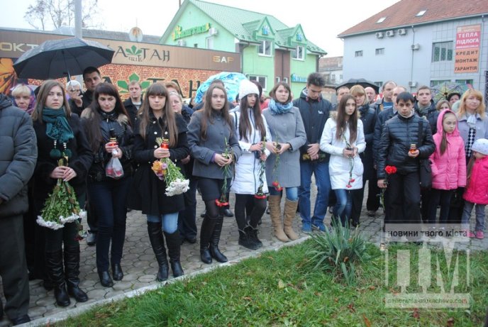 Мукачівці помолились за невинних жертв Голодомору 1932-33-х років (ФОТОРЕПОРТАЖ) – 08 Мукачівці помолились за невинних жертв Голодомору 1932-33-х років (ФОТОРЕПОРТАЖ) – 08