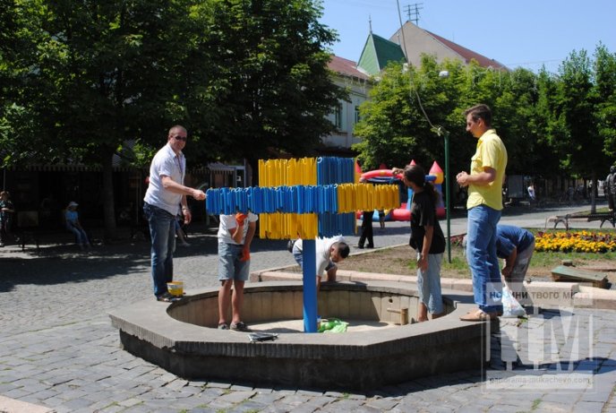 Фонтан у центрі Мукачева став жовто-блакитним (ФОТО) – 06