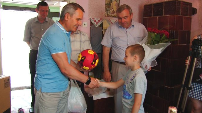 100-літня бабуся, історія життя якої гідна фільму, у день свого ювілею отримала подарунок – 04