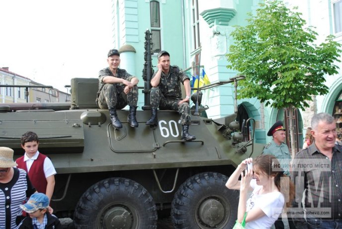 В центрі Мукачева проходить виставка військової техніки та озброєння 128-ї окремої гірсько-піхотної бригади (ФОТО) – 11