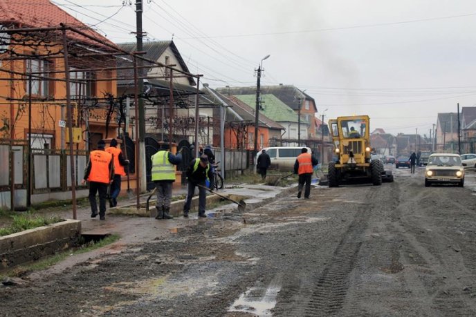 Після доби блокування на Виноградівщині розпочали ремонт дороги  – 01