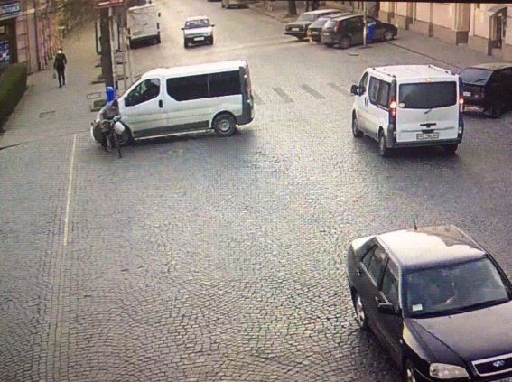 У Мукачеві на перехресті "Опель" збив велосипедистку. Водій з місця ДТП втік – 01