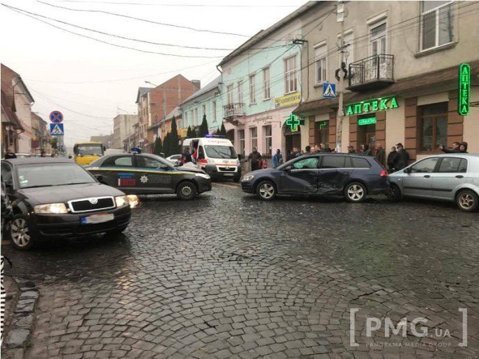 У центральній частині Мукачева авто поліції охорони зіткнулось з іномаркою – 02