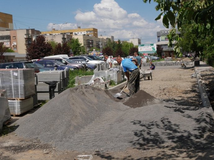 В Ужгороді облаштовують внутрішньоквартальні території  – 02