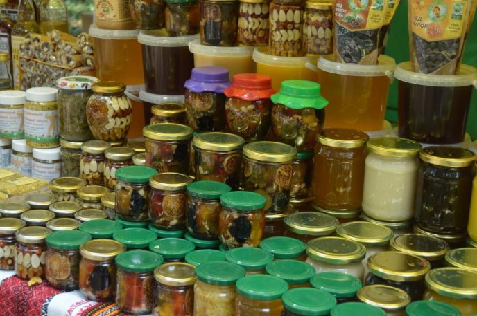 Мед в усіх його варіаціях: в Ужгороді офіційно відкрили ярмарок "Медовий спас" – 18