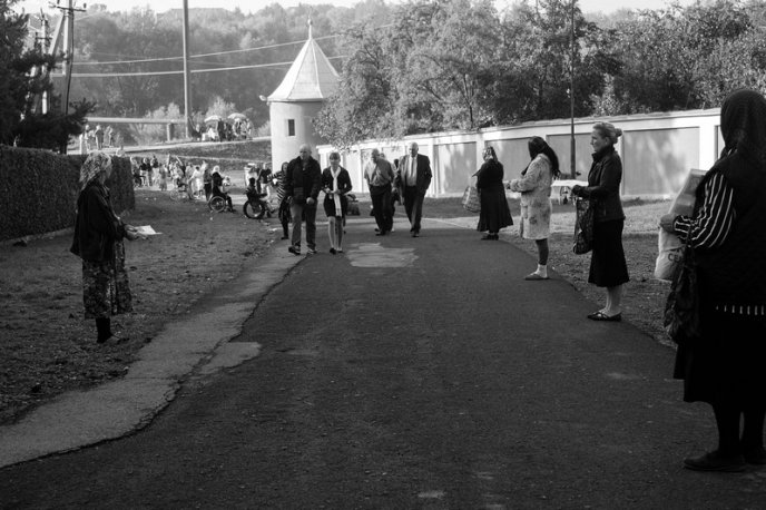 Роми та жебраки на храмове свято жіночого монастиря не дають проходу віруючим (ФОТО) – 05