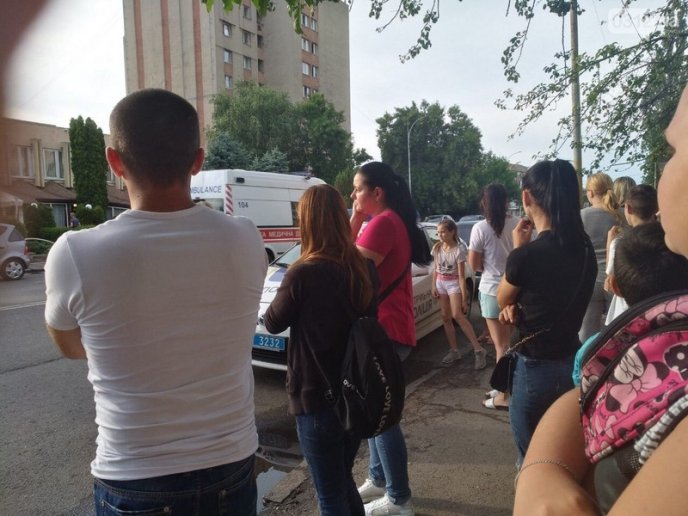 В Ужгороді з вікна 6 поверху впала дитина, – ЗМІ – 05