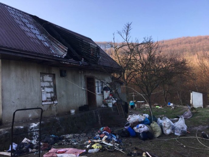 Під час пожежі на Закарпатті врятували шістьох дітей – 01 Під час пожежі на Закарпатті врятували шістьох дітей – 01