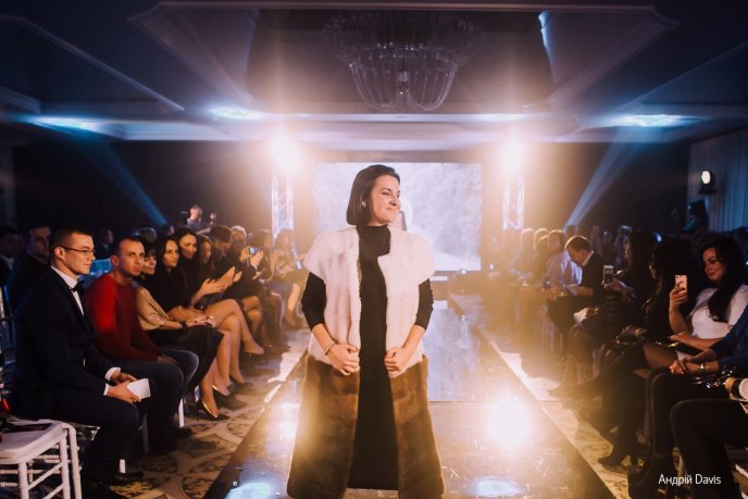 Мода заради життя: на Закарпатті відбувся ІІІ-й благодійний показ мод дизайнерки Роксолани Новак – 175