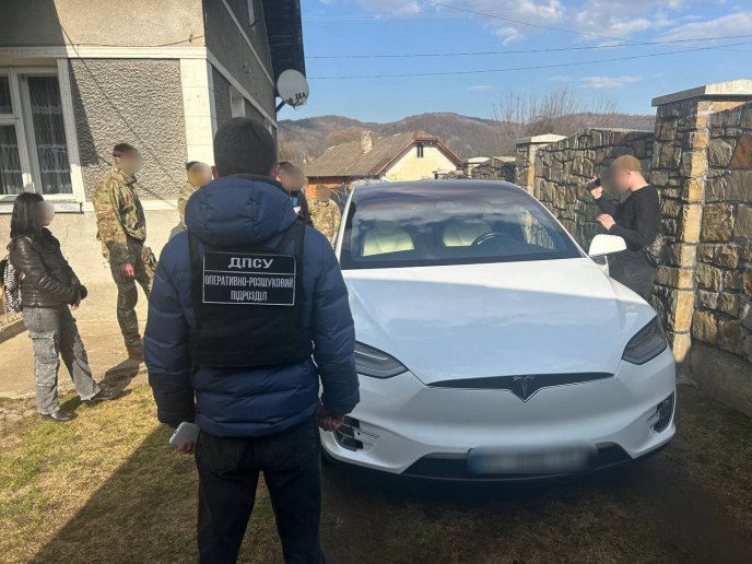 На Закарпатті та ще в двох областях провели обшуки – 08