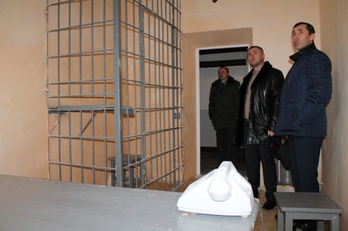 Таргани та оголені дроти: представників прокуратури шокували жахливі умови утримання в’язнів у Закарпатській УВП №9 – 10