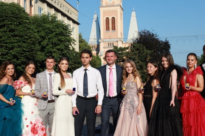 Парад випускників 2021: перші фото зі свята – 06