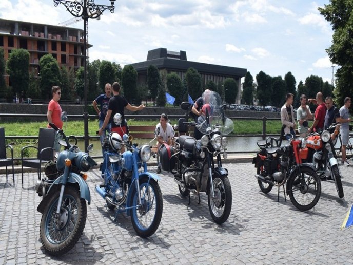 80 ретроавтомобілів і мотоциклів їздили вулицями Ужгорода – 12 80 ретроавтомобілів і мотоциклів їздили вулицями Ужгорода – 12