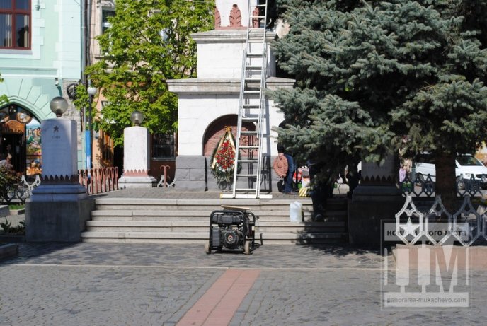 З обеліску слави у центрі Мукачева збивають радянську символіку (ФОТО) – 01