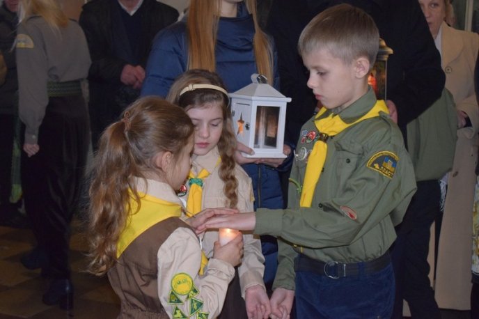 В Ужгород принесли Вифлеємський вогонь – 12 В Ужгород принесли Вифлеємський вогонь – 12