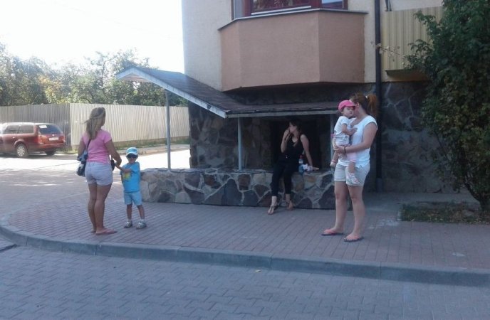 "Детально описував свої фантазії щодо нас", – ужгородки розповіли про сексуальні домагання невідомим – 03