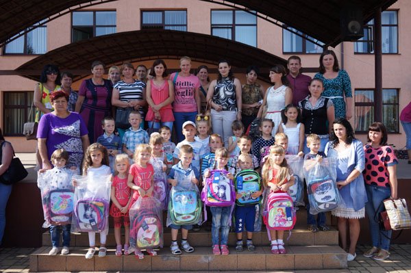 В рамках благодійної акції до Дня знань нові ранці отримали близько 3800 першокласників Тячівщини та Рахівщини – 18 В рамках благодійної акції до Дня знань нові ранці отримали близько 3800 першокласників Тячівщини та Рахівщини – 18