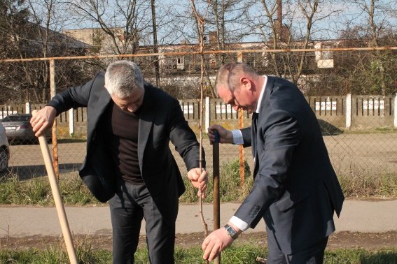 Правоохоронці висадили в Ужгороді сакури в пам’ять про загиблого колегу – 01