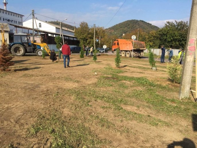 На одному з перехресть Мукачева провели благоустрій зеленої зони – 08