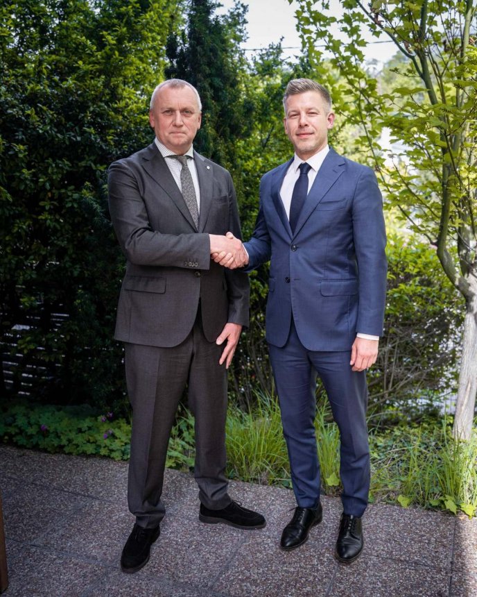 Петер Мадяр з міським головою Берегова Золтаном Баб’яком