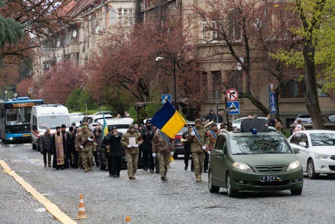 В обласному центрі поховали військового, який загинув минулого тижня на полі бою – 04