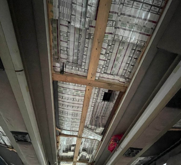 З’явилися фото, як ділки спромоглися спакувати 150 000 пачок сигарет в туристичний автобус – 04