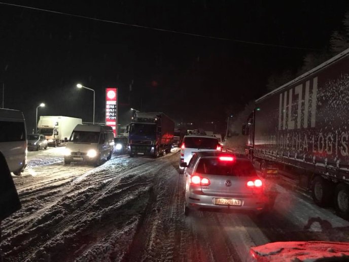 На перевалі через сильний снігопад кількасот автомобілів застягли в заторі  – 03