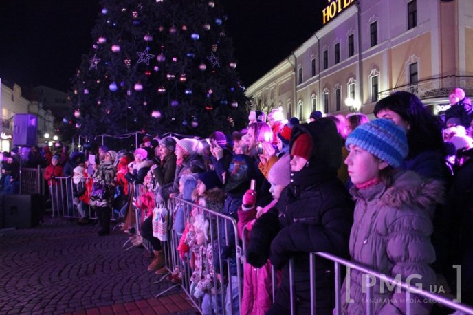 У Мукачеві засяяли вогні головної новорічної ялинки міста – 18