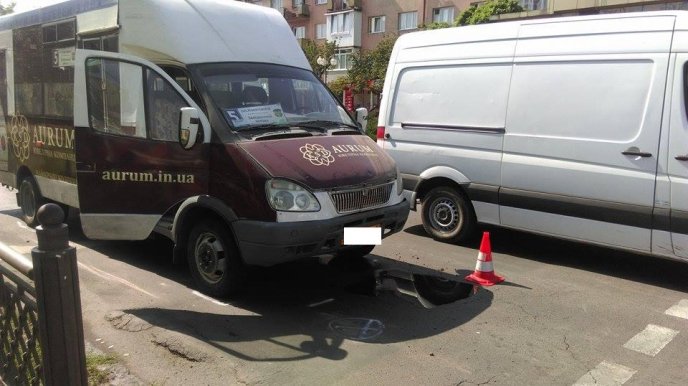 В Ужгороді маршрутка зіткнулась з іномаркою: пасажирка ймовірно отримала струс головного мозку, – ЗМІ – 03