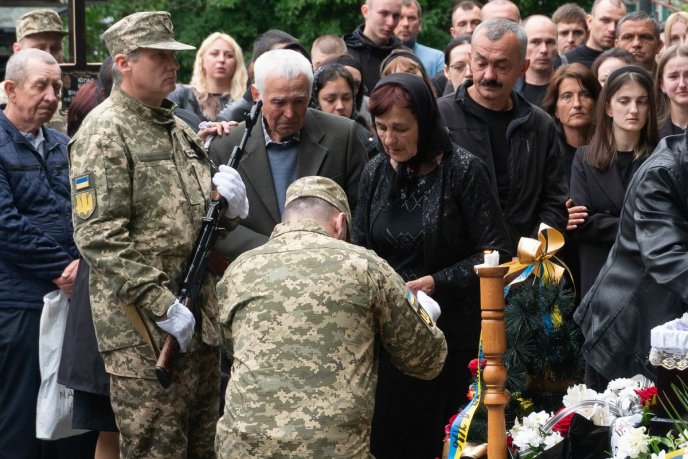 Отримав важке поранення: в Ужгороді поховали молодого Героя – 06