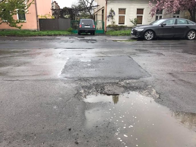 Люди вже сміються: в Ужгороді із початком дощу почали асфальтувати дорогу – 02