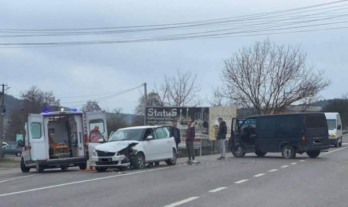 На Закарпатті зіткнулись легковик та мікроавтобус – 01