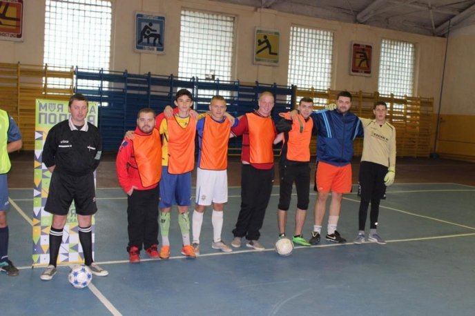 Патрульні поліцейські зійшлись у футбольному двобої із журналістами та громадськими активістами – 02