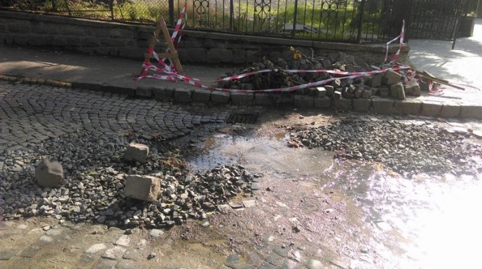 В Ужгороді проблеми з водопостачанням: прорвало водогін – 02