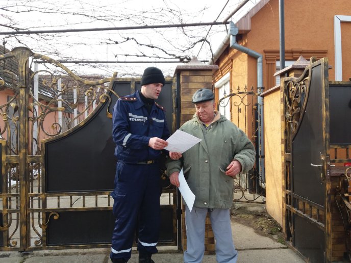 На Берегівщині рятувальники роз’яснювали селянам інформацію про те, як запобігти виникненню пожеж – 02