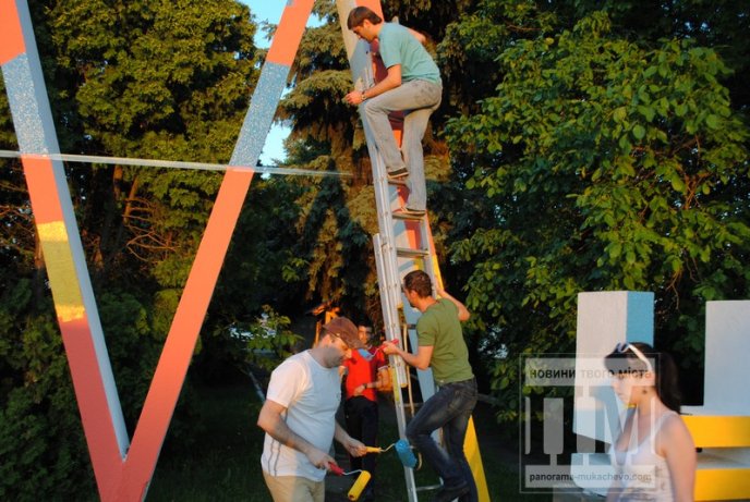 Вказівник Мукачево отримав "обличчя" кольорів державного прапору (ФОТОРЕПОРТАЖ) – 26