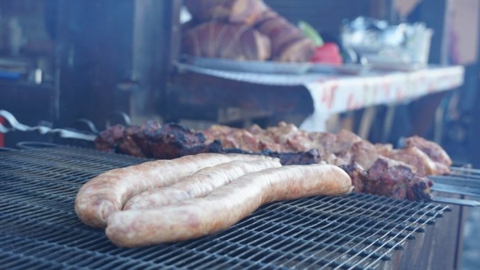 Банош, глінтвейн, бограч, палинка, рулька: чим пригощають на фестивалі "Червене вино 2022" – 04