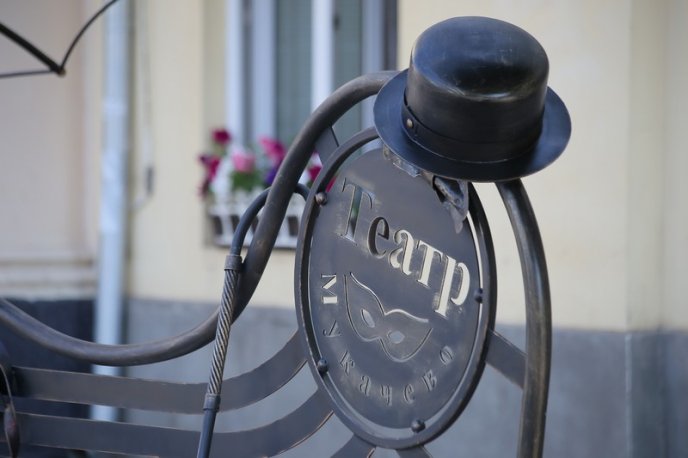 У центрі Мукачева встановлюють незвичну лавицю – 03