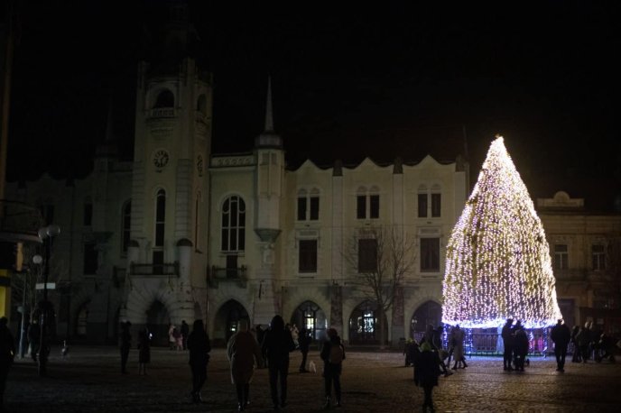 У Мукачеві засвітили вогні на головній ялинці міста – 03