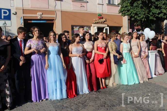 У Мукачеві нагородили випускників-медалістів – 02