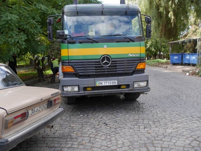 В Ужгороді прочищають вуличну зливову каналізаційну мережу – 06