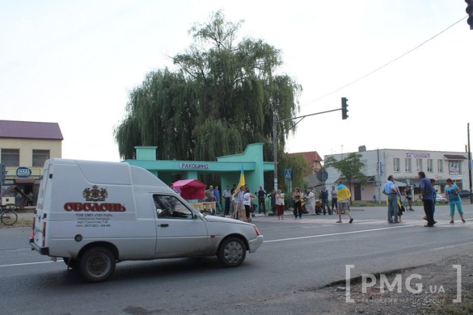 Мешканці Ракошина не збираються відкривати трасу міжнародного сполучення "Київ-Чоп" – 09