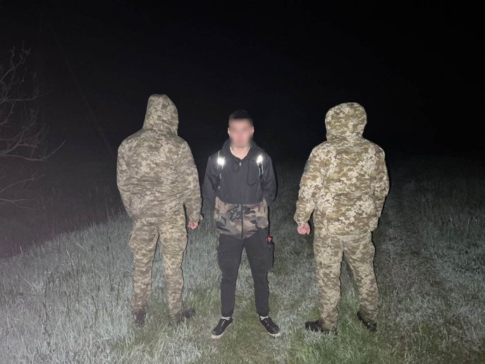 Одинадцять чоловіків намагалися незаконно перетнути кордон в межах області – 04 Одинадцять чоловіків намагалися незаконно перетнути кордон в межах області – 04