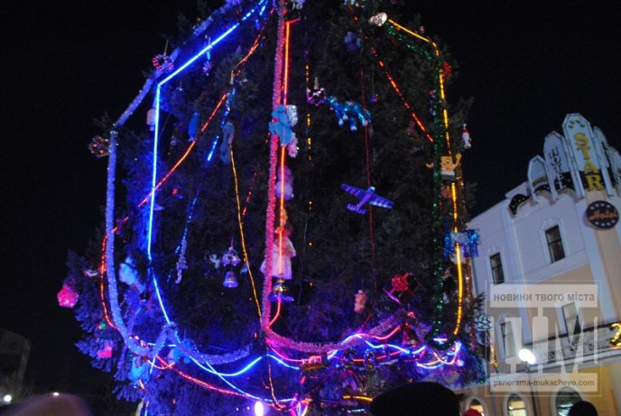 У Мукачеві урочисто запалили святкові вогні головної ялинки міста (ФОТО, ВІДЕО) – 03