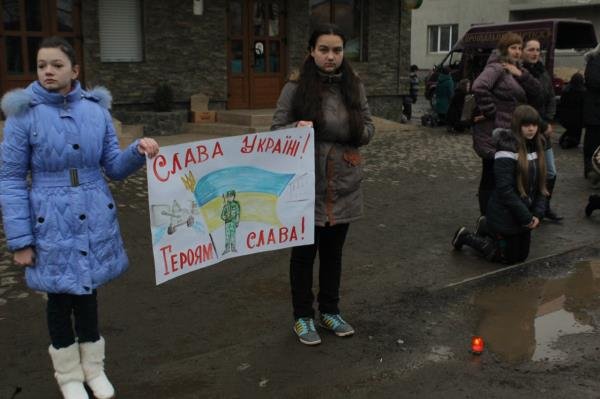 На колінах зі сльозами на очах полеглого "кіборга" зустріли мешканці рідної Ільниці (ФОТО) – 07